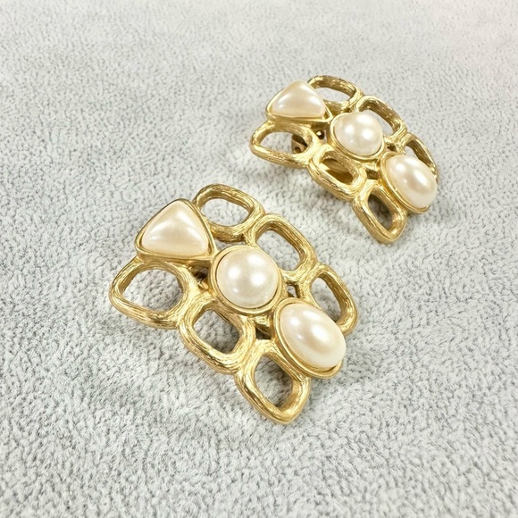 Vintage Avon Large Geometric Brush Gold Faux Pearl Statement Clip On Earrings - Picture 3 of 5